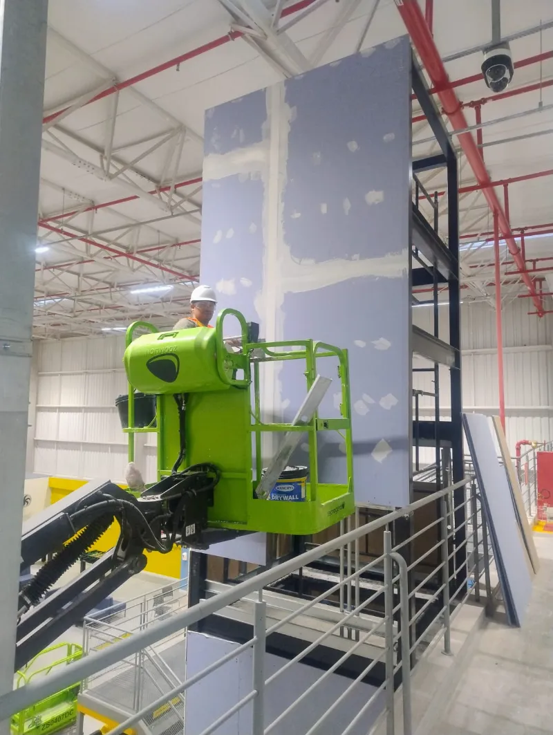 Equipe trabalhando em altura com plataforma elevatória