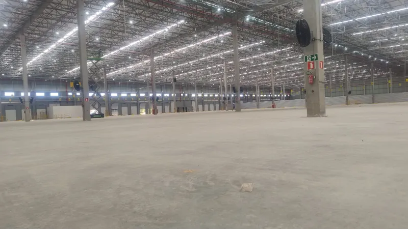 Piso de concreto em centro de distribuição