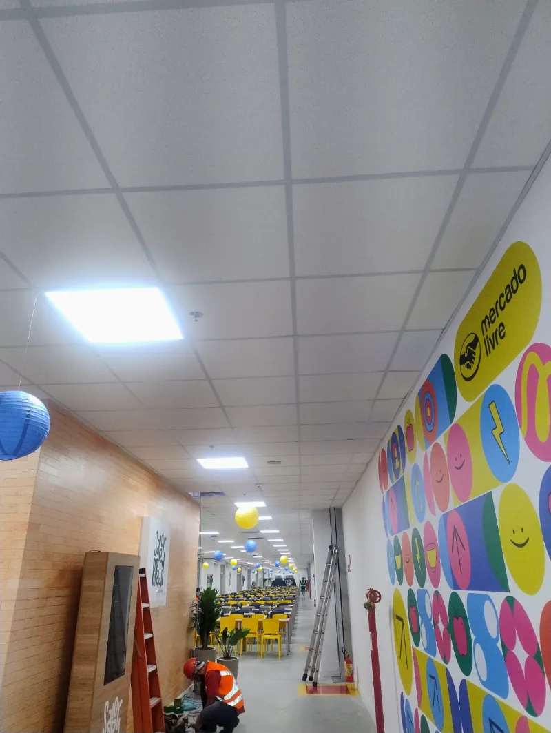 Forro mineral modular em refeitório de centro de distribuição